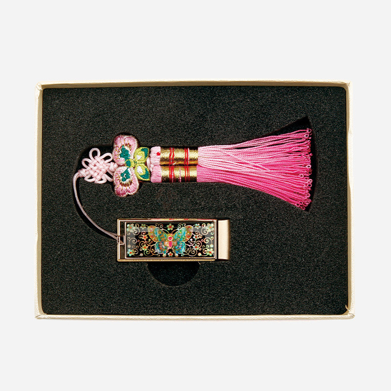 자개 상감 나비 문양 금속 USB와 분홍색 비단 술 매듭 장식이 결합된 전통 디자인 USB 장식.
