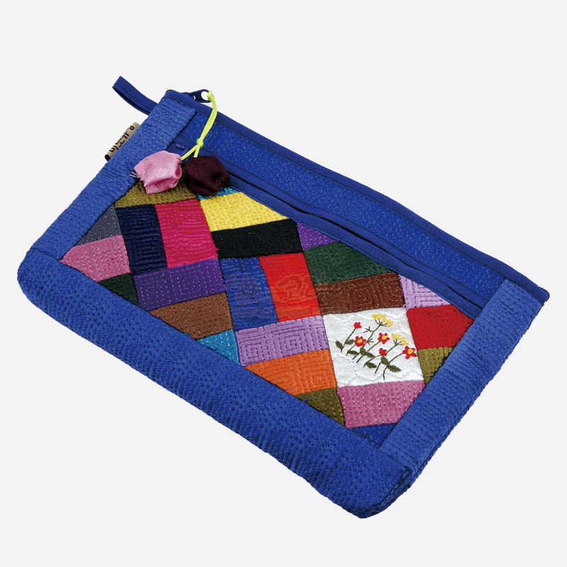 청색 누비 테두리에 다채로운 비단 조각보 패치워크와 꽃 자수 문양이 어우러진 직사각형 파우치.