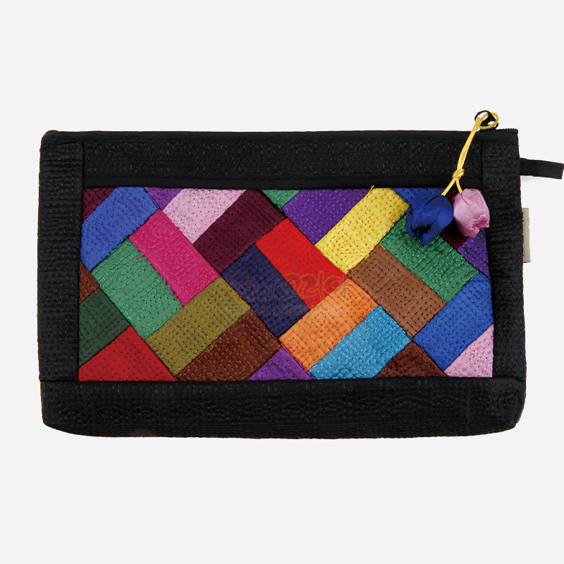 검정 테두리에 다채로운 색 실로 누비한 조각보 문양이 배치된 직사각형 천 파우치, 지퍼에 작은 꽃모양 장식이 달린 디자인.
