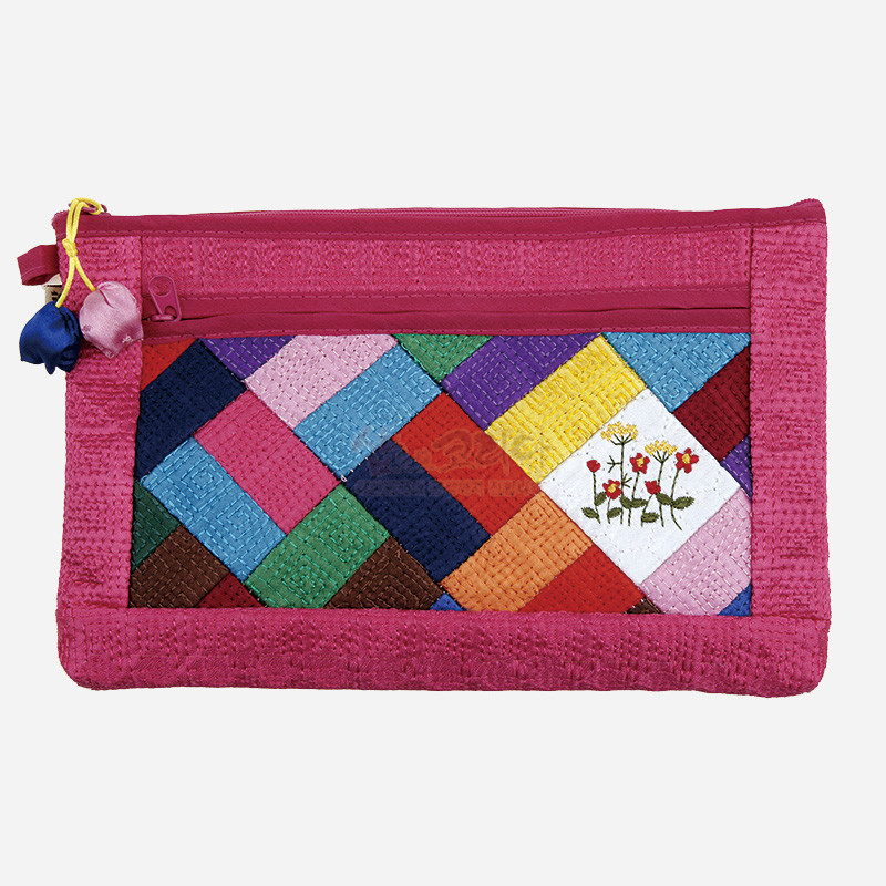진분홍 색상의 누비 바탕에 다채로운 조각보 패치워크와 꽃 자수 문양, 실크 매듭 장식 지퍼가 돋보이는 파우치.