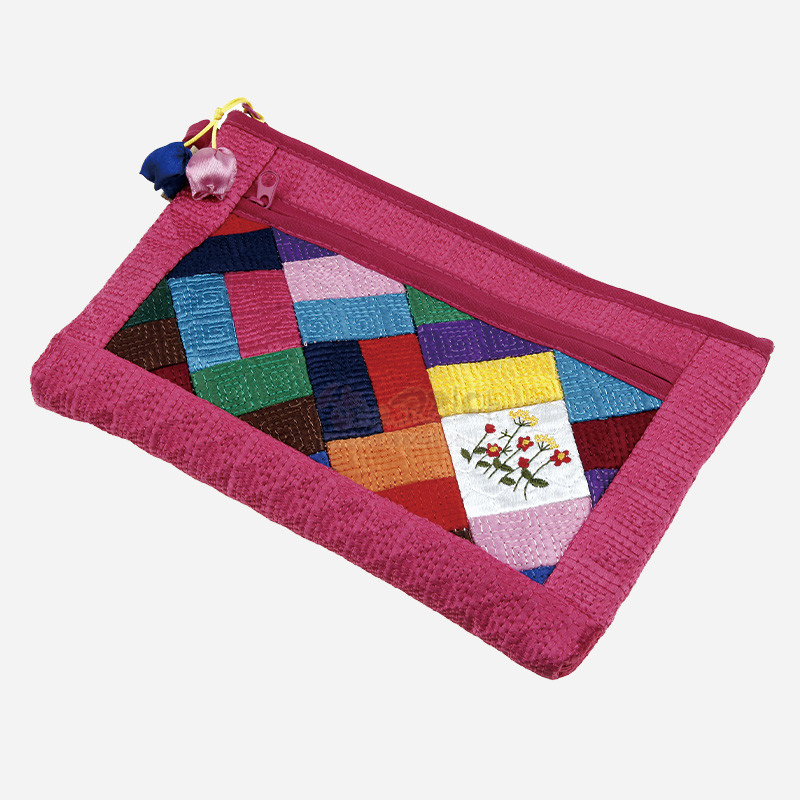 진분홍 누비 원단에 다양한 색상의 조각보 패치워크와 꽃 자수 장식이 더해진 지퍼형 패브릭 파우치.