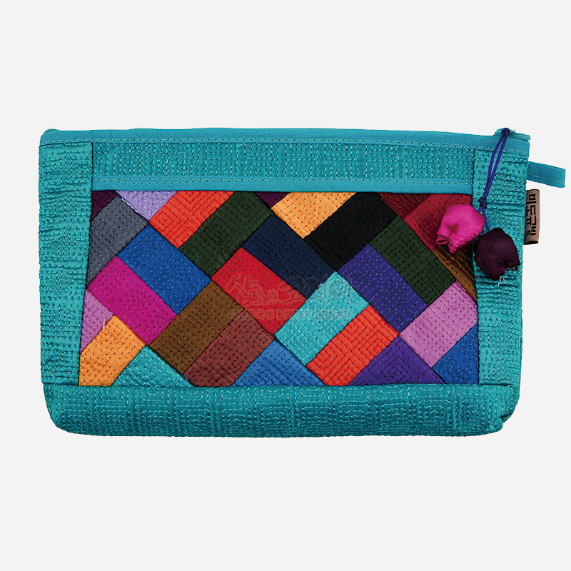 하늘색 천을 테두리로 한 누비 기법의 파우치, 중앙에 다채로운 색 조각보 패치워크와 실매듭 장식이 있는 디자인.