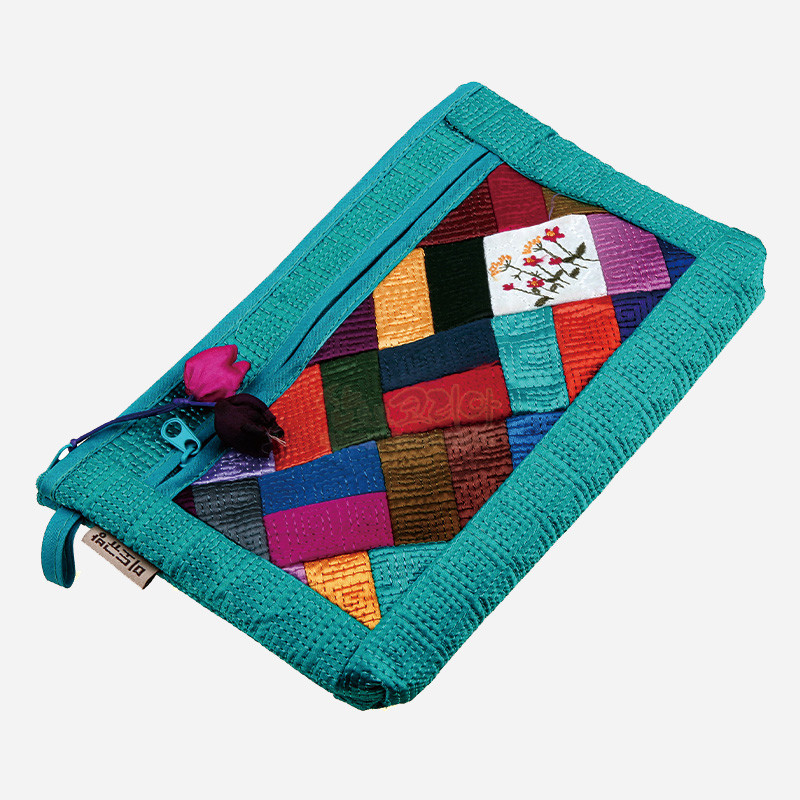 하늘색 누비 천을 바탕으로 한 다양한 색상의 조각보 패치워크와 자수 꽃문양이 조화된 지퍼형 파우치.