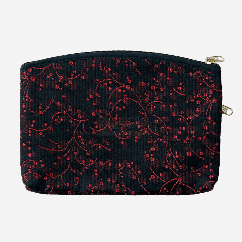 검정색 누비 원단 위에 붉은 열매와 덩굴 자수 문양이 놓인 대형 지퍼 티슈 지갑.