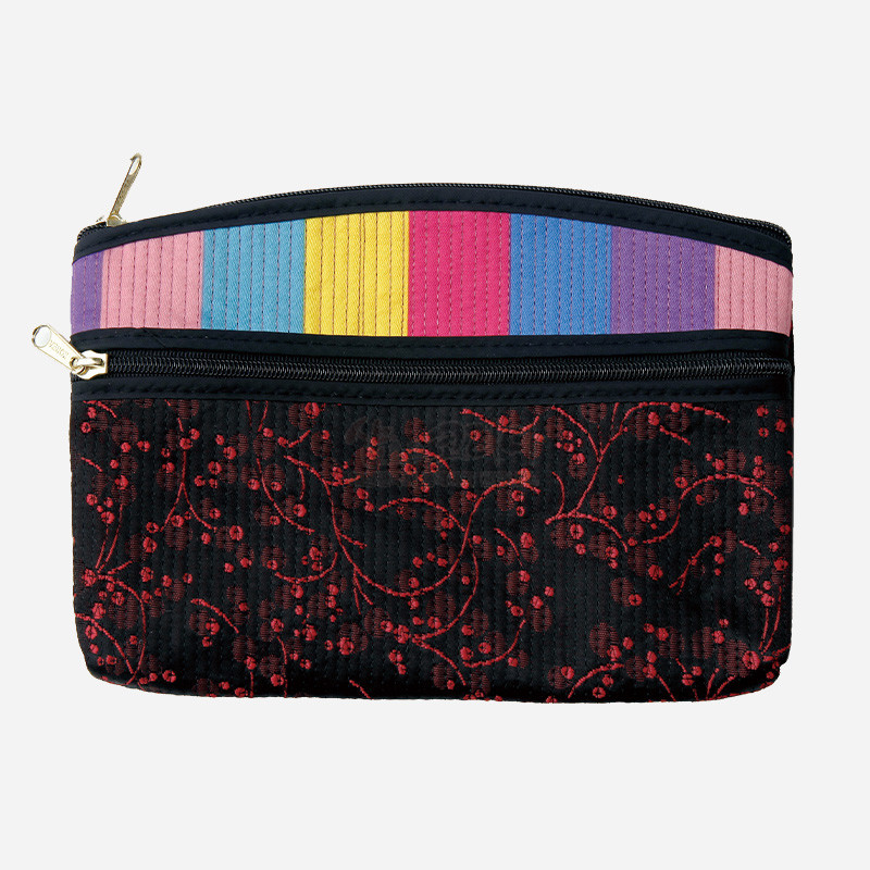 누빔 기법을 사용한 검은 바탕에 붉은 매화무늬 장식, 윗부분 색동 비단 배색이 특징인 지퍼 티슈지갑.