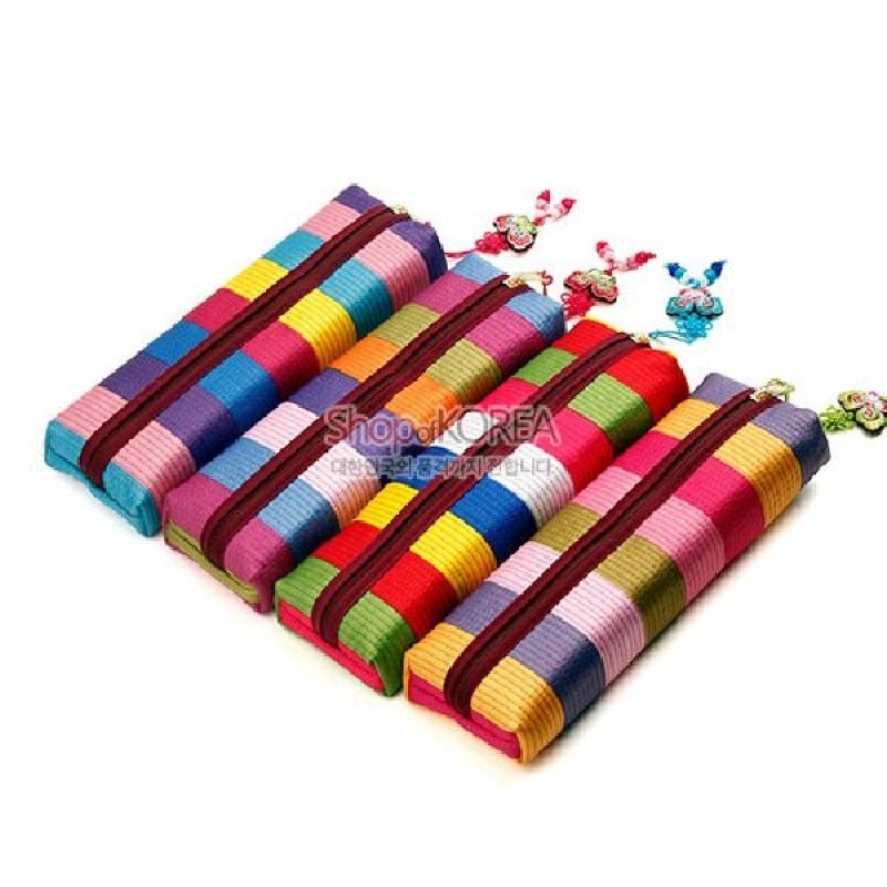 다채로운 색동 패턴의 누비 천으로 제작된 필통, 지퍼 손잡이에 전통 매듭 장식이 더해진 디자인.