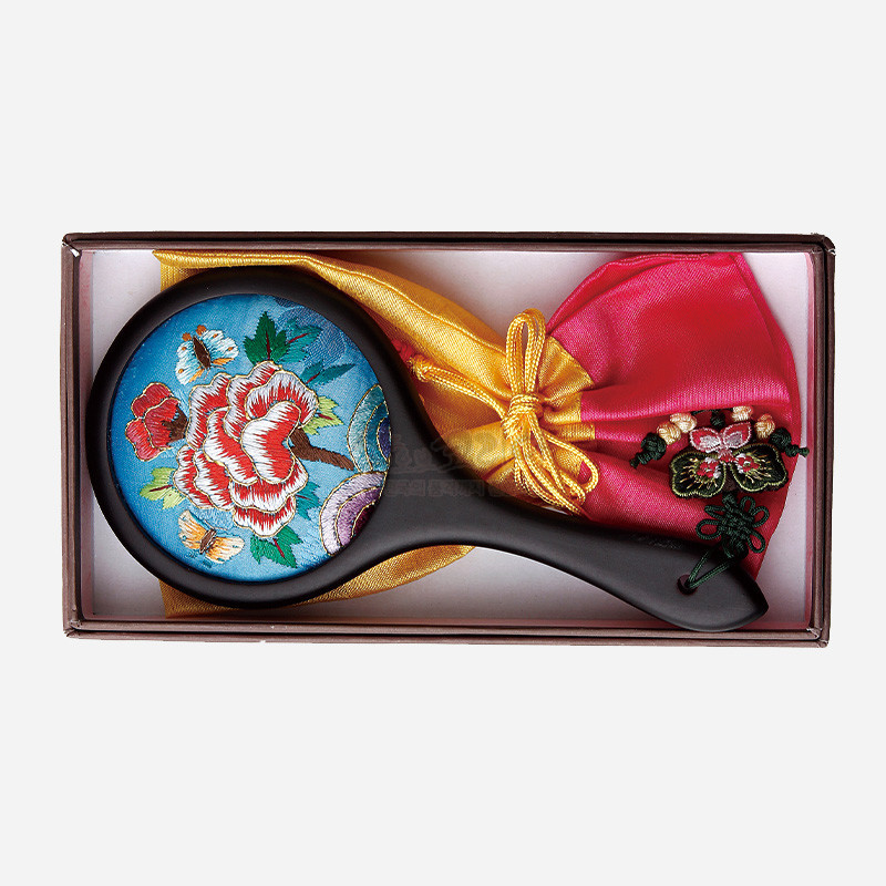 하늘색 비단 바탕에 꽃과 나비 자수가 놓인 손거울과 붉은색·노란색 비단 복주머니 세트.