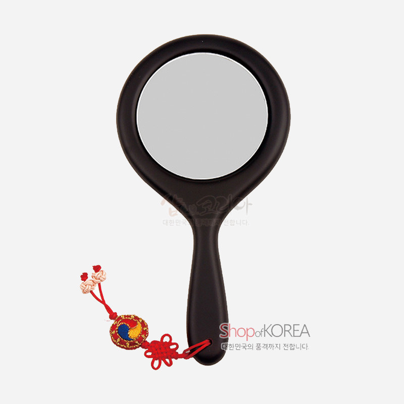검은색 손잡이 플라스틱 거울에 연분홍·청색 수실로 수놓은 태극 문양 장식과 붉은 전통 매듭이 달린 자수 주머니 장식의 손거울.