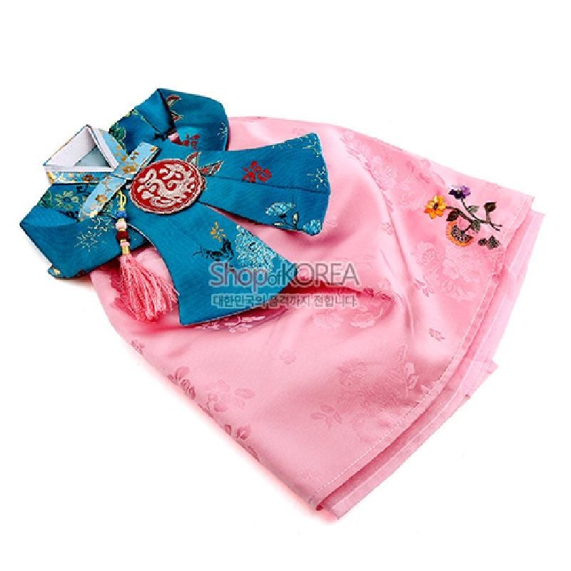 연분홍 비단 치마와 청록 당의로 구성된 한복 형태 와인 커버, 자수 꽃문양과 태슬 장식이 돋보이는 공예품. 연분홍 비단 치마와 청록 당의로 구성된 한복 형태 와인 커버, 자수 꽃문양과 태슬 장식이 돋보이는 공예품.