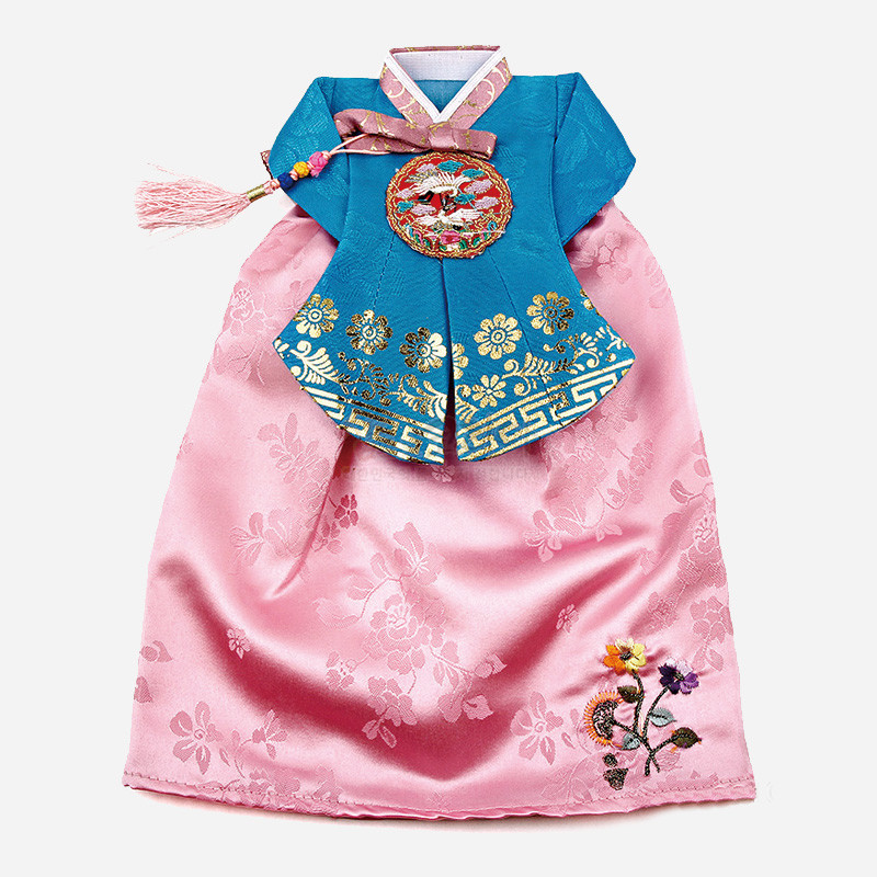 비단 소재 연분홍 치마와 청록색 당의 상의로 구성된 와인 커버, 금박 꽃문양과 수놓은 국화 장식, 매듭술 포인트가 특징인 상품.