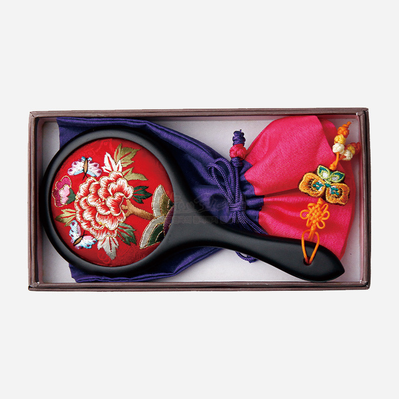붉은 비단 바탕에 모란과 나비 자수 장식 손거울과 자주·분홍색 조합 복주머니, 노리개 매듭 장식 세트.