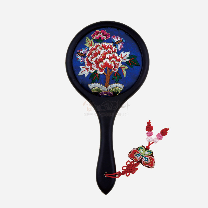 청색 비단 바탕에 붉은 모란꽃과 나비 자수 문양이 놓인 손거울, 전통 매듭 장식이 달린 디자인.