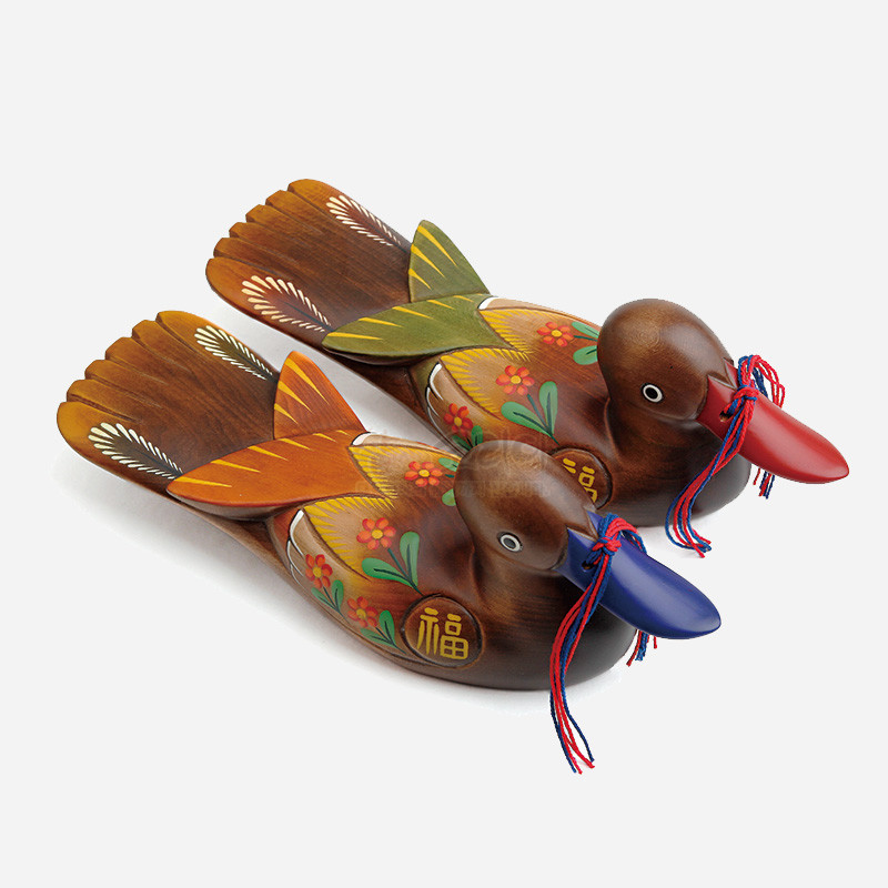 나무 재질에 오리 형태를 조각하고, 붉은·노랑·초록 채색으로 꽃과 복자 문양을 그린 원앙 한 쌍 장식.