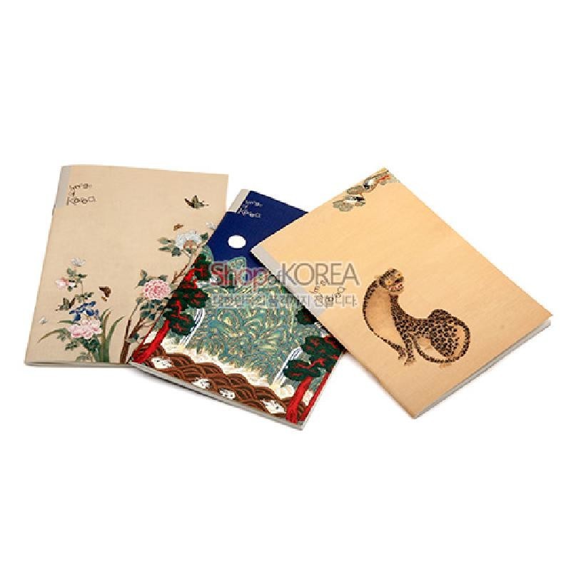 전통 민화 화조도와 호랑이, 꽃문양을 인쇄한 다양한 색상의 종이 표지 노트 세트. 전통 민화 화조도와 호랑이, 꽃문양을 인쇄한 다양한 색상의 종이 표지 노트 세트.