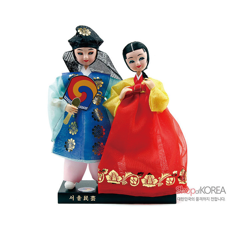 청색과 적색 비단 한복에 금색 꽃 문양과 수놓기 장식을 더한 도령·아씨 인형 세트.