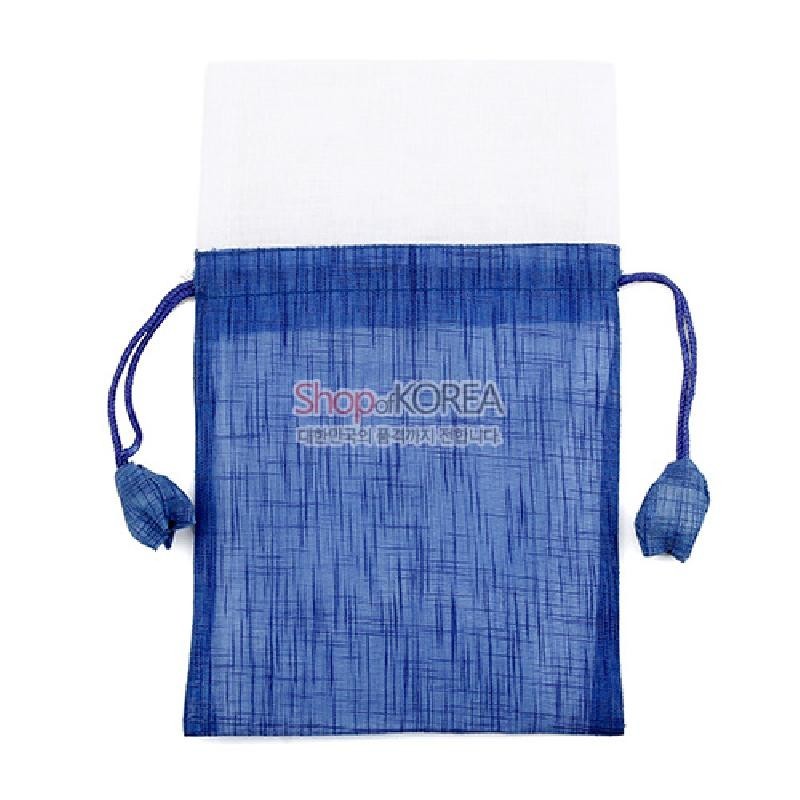 청색과 백색 모시 원단으로 제작된 복주머니, 세로 직선 짜임과 끈 매듭 장식이 특징인 주머니형 공예품.