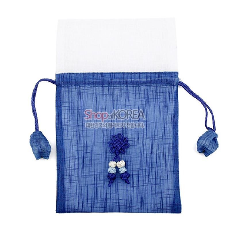 청색과 흰색 모시 원단으로 제작된 복주머니, 중앙 매듭 장식과 끈 조임 장식이 특징인 전통 매듭 주머니.