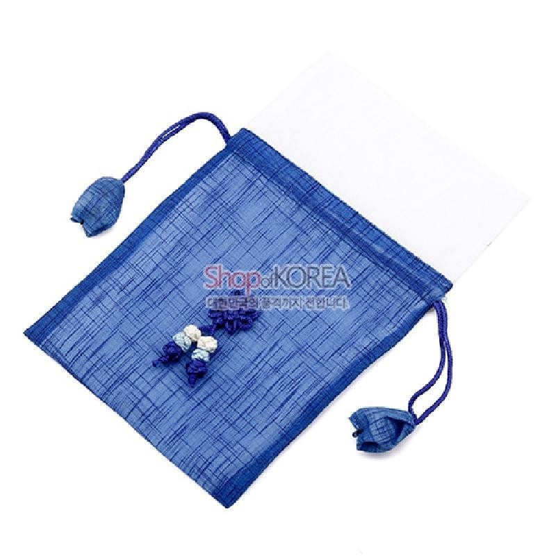 청색 모시 천으로 제작된 복주머니, 중앙의 다채로운 매듭 장식과 양 끝 동전모양 매듭 끈 장식이 어우러진 디자인.