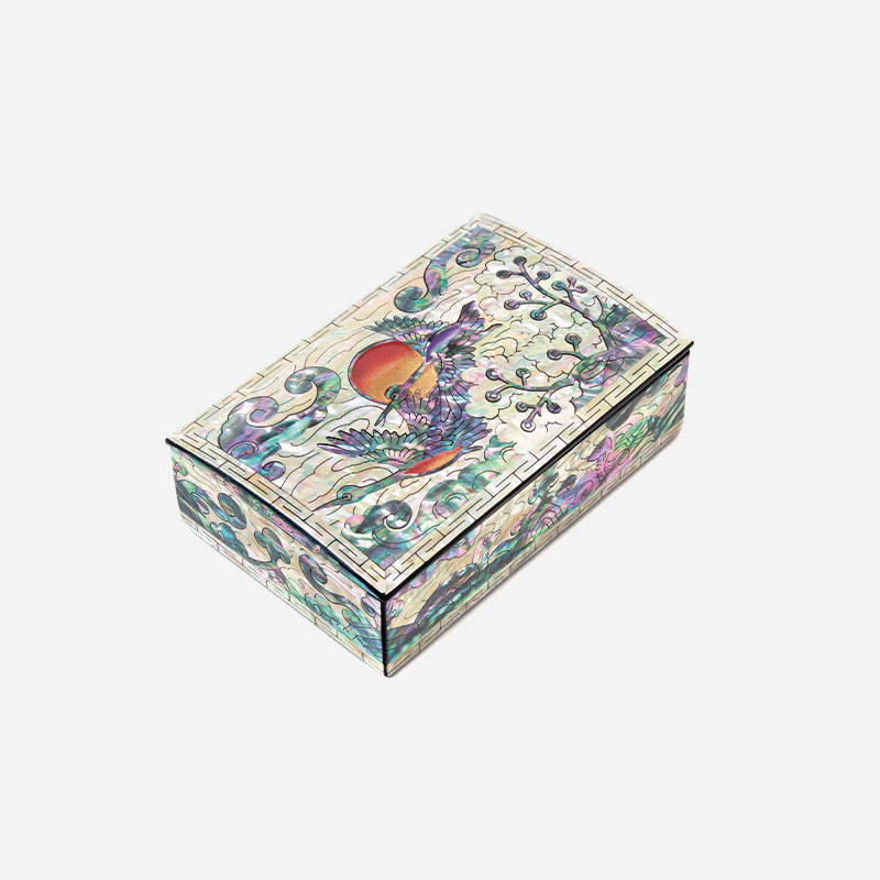 자개 상감 기법으로 학과 구름, 일월 문양을 섬세하게 표현한 다채로운 색감의 옻칠 필함 겸 보관함. 자개 상감 기법으로 학과 구름, 일월 문양을 섬세하게 표현한 다채로운 색감의 옻칠 필함 겸 보관함.