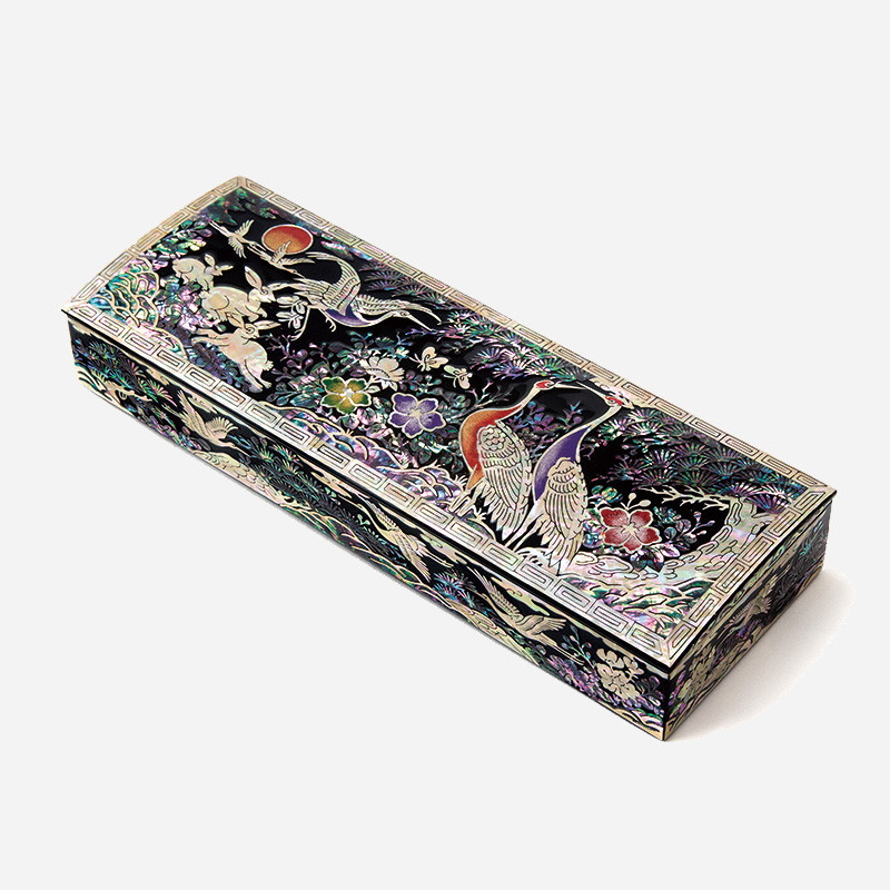 흑색 옻칠 바탕에 자개 상감으로 송학과 꽃, 구름 문양을 섬세하게 표현한 직사각형 필함 겸 명함함. 흑색 옻칠 바탕에 자개 상감으로 송학과 꽃, 구름 문양을 섬세하게 표현한 직사각형 필함 겸 명함함.