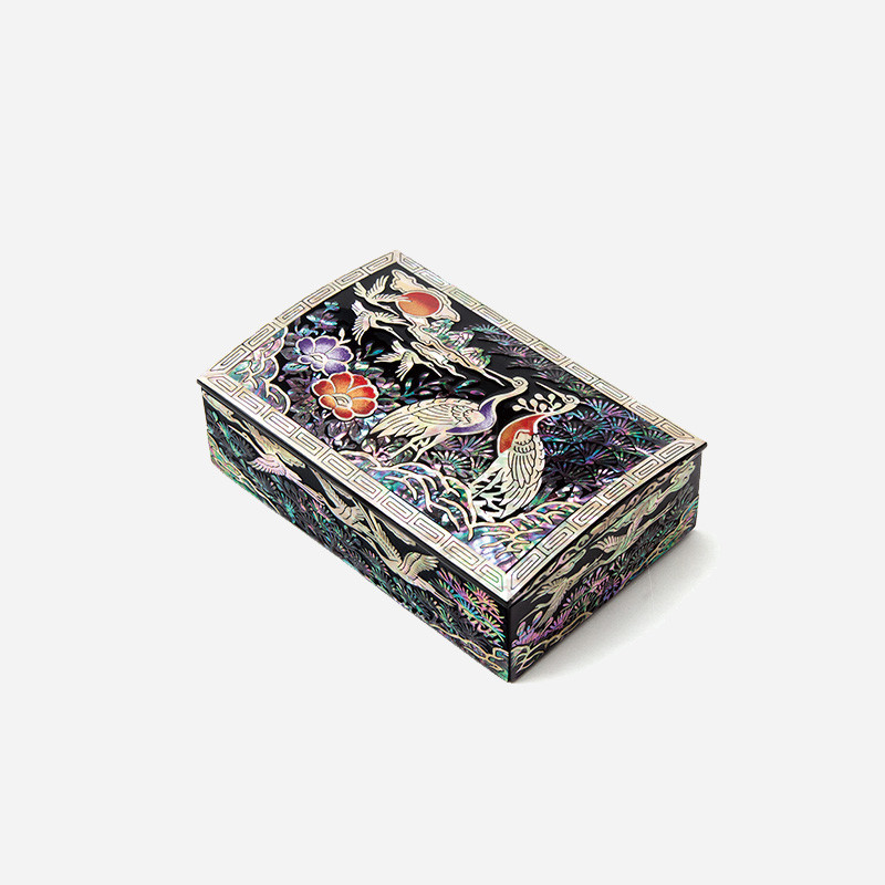 흑색 옻칠 바탕에 자개 상감으로 송학과 소나무, 꽃 문양을 정교하게 표현한 직사각형 필함 겸 명함함. 흑색 옻칠 바탕에 자개 상감으로 송학과 소나무, 꽃 문양을 정교하게 표현한 직사각형 필함 겸 명함함.