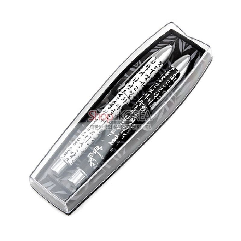 검은색·흰색 금속 바디 위에 한글 서체 무늬가 인쇄된 2종 볼펜 세트. 검은색·흰색 금속 바디 위에 한글 서체 무늬가 인쇄된 2종 볼펜 세트.