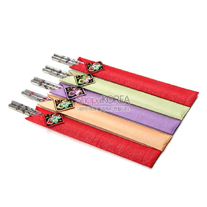 금속 재질 젓가락과 비단 천 수저집으로 구성된 세트, 매화 자수 문양 장식과 오방색 계열 색상이 돋보이는 구성.