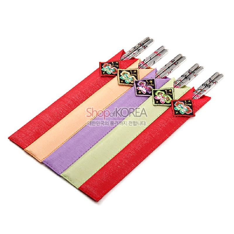 금속 젓가락과 오방색 계열 비단집으로 구성된 세트, 자수 매화 문양 장식이 돋보이는 구성.
