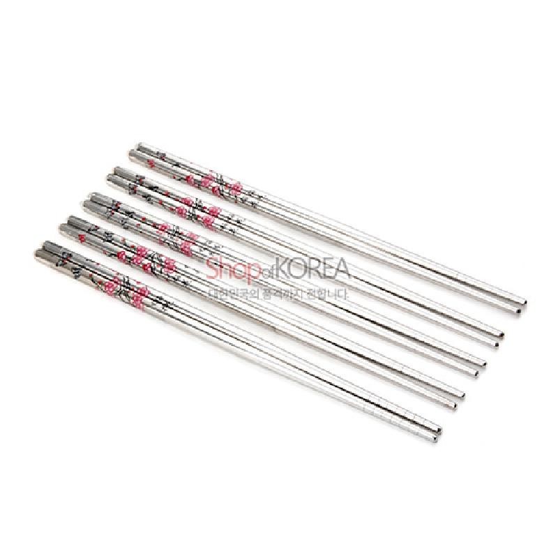 은색 금속 재질 바탕에 분홍색 매화꽃과 가지 문양이 인쇄된 진공 젓가락 5종 세트.