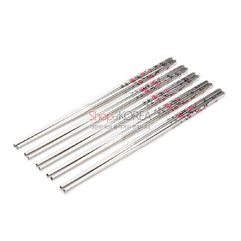 은색 금속 재질의 젓가락에 분홍색과 검은색 매화 가지 문양을 인쇄한 5종 세트.