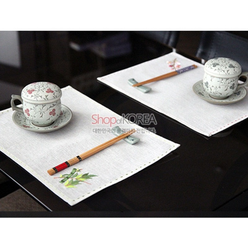 모시 재질의 흰색 식탁보에 연꽃과 대나무 등 식물 문양 자수, 가장자리 색실 스티치 장식이 조화된 2인용 세트.