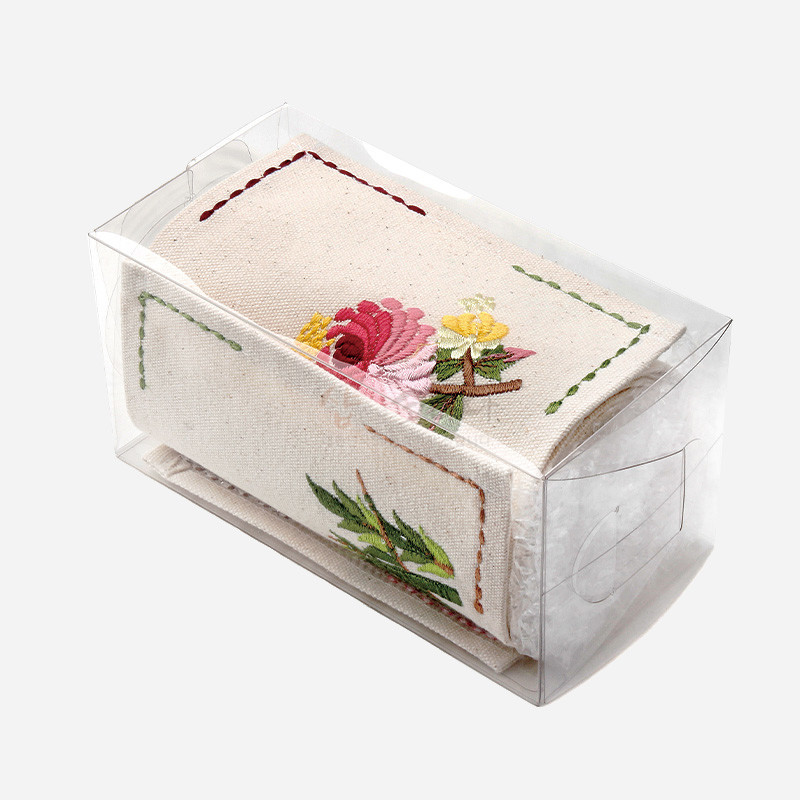 광목 재질 위에 사군자 꽃과 잎을 다채로운 색실로 자수 놓은 사각 테두리 장식의 식탁보 세트.