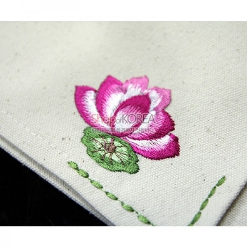 광목 재질의 아이보리 색 식탁보에 분홍색과 흰색이 어우러진 연꽃 자수와 초록색 줄기 스티치 장식이 강조된 디자인.