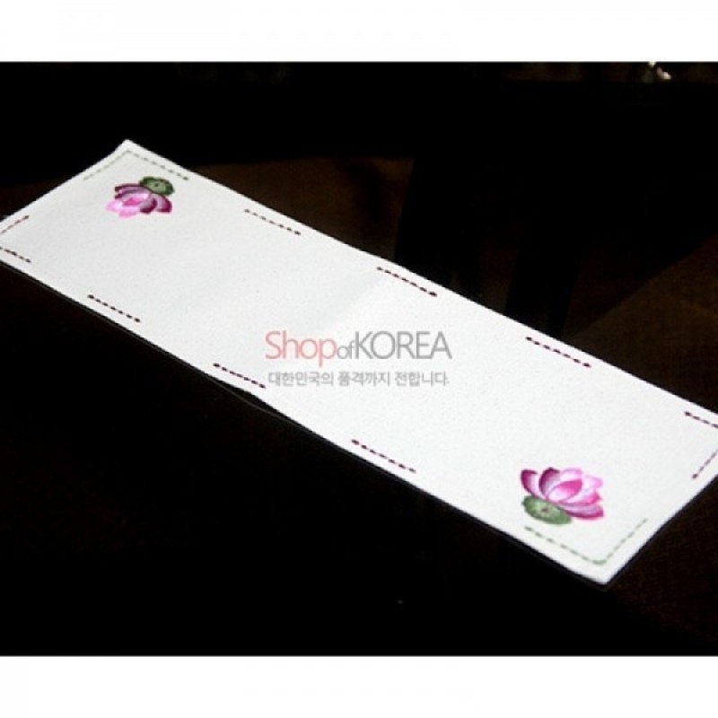 광목 재질의 흰 바탕 위에 분홍색 연꽃 자수 문양과 가장자리 장식 스티치가 들어간 2인용 식탁보.