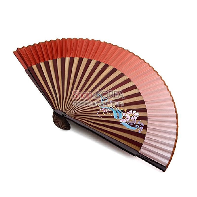 실크 소재 양면 구성, 주황·분홍 그러데이션 배색과 공작·벚꽃 문양이 그려진 접선형 부채.