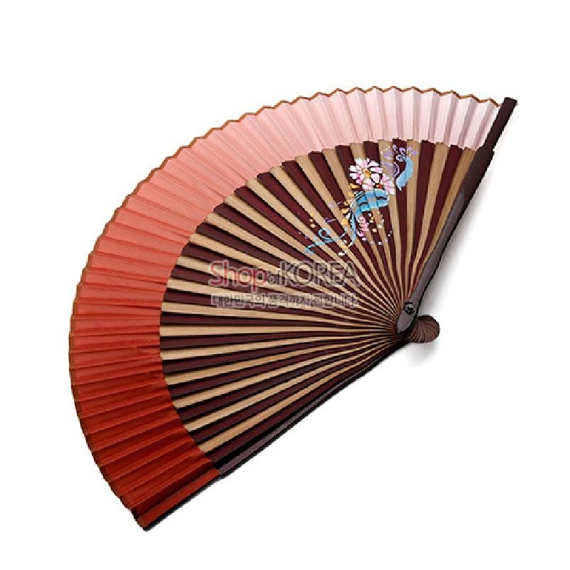 주황과 연분홍 그라데이션 실크면에 공작과 꽃 문양이 채색된 대나무살 양면부채.