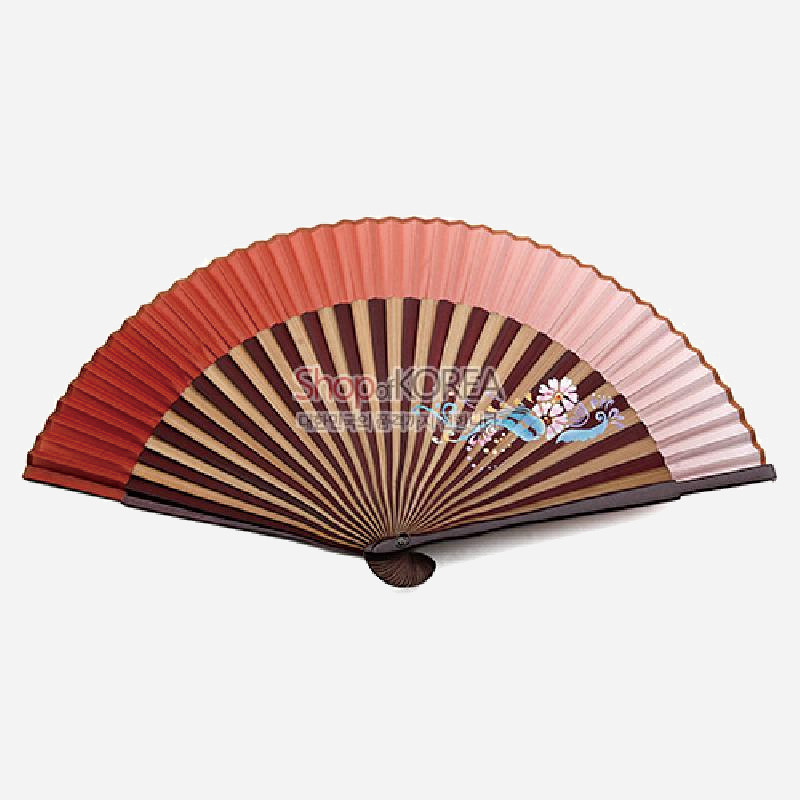 주황·핑크 그러데이션 실크 양면으로 제작된 접선, 갈색 살대와 공작·꽃 무늬 장식이 돋보이는 부채.
