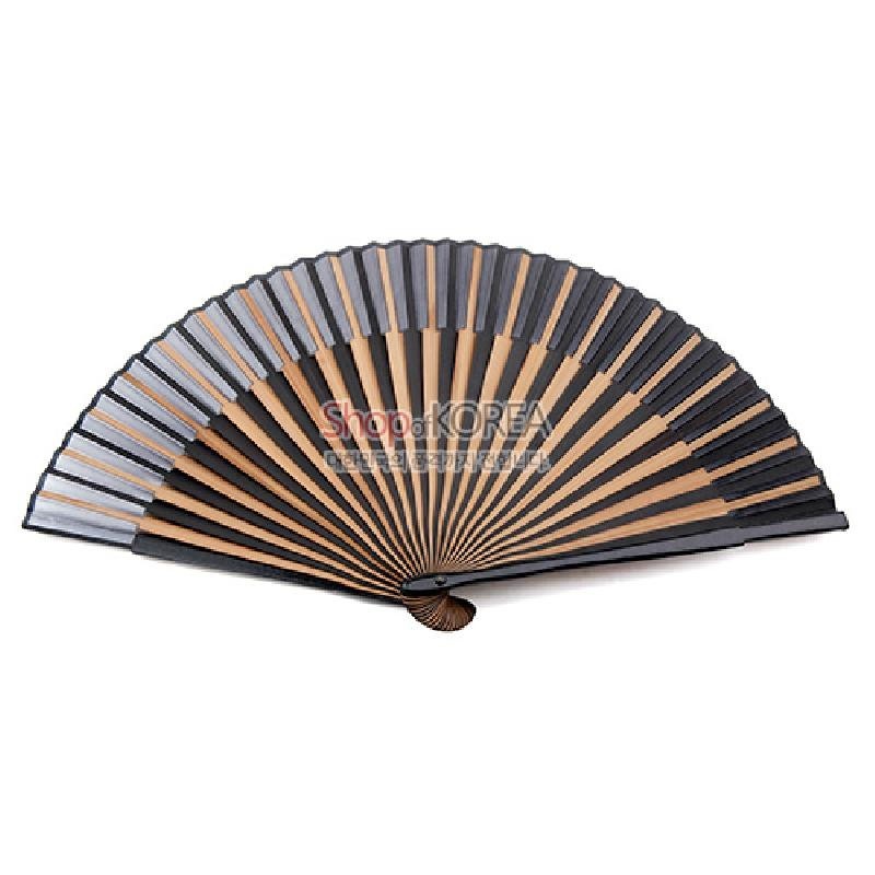 검정과 금빛 실크 양면으로 제작된 부채, 선명한 직선 패턴과 흑색 살대가 조화를 이루는 전통 공예 부채. 검정과 금빛 실크 양면으로 제작된 부채, 선명한 직선 패턴과 흑색 살대가 조화를 이루는 전통 공예 부채.