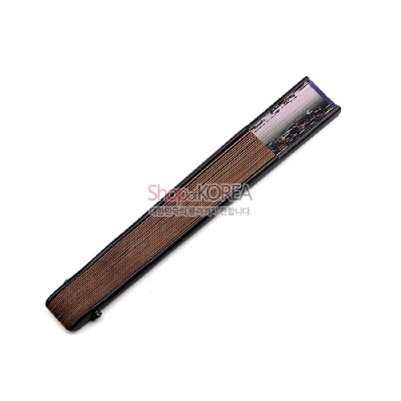 갈색과 흑색의 실크 원단으로 제작된 양면 부채, 자색 도라지꽃 문양과 섬세한 직조 질감이 특징인 전통 손부채. 갈색과 흑색의 실크 원단으로 제작된 양면 부채, 자색 도라지꽃 문양과 섬세한 직조 질감이 특징인 전통 손부채.