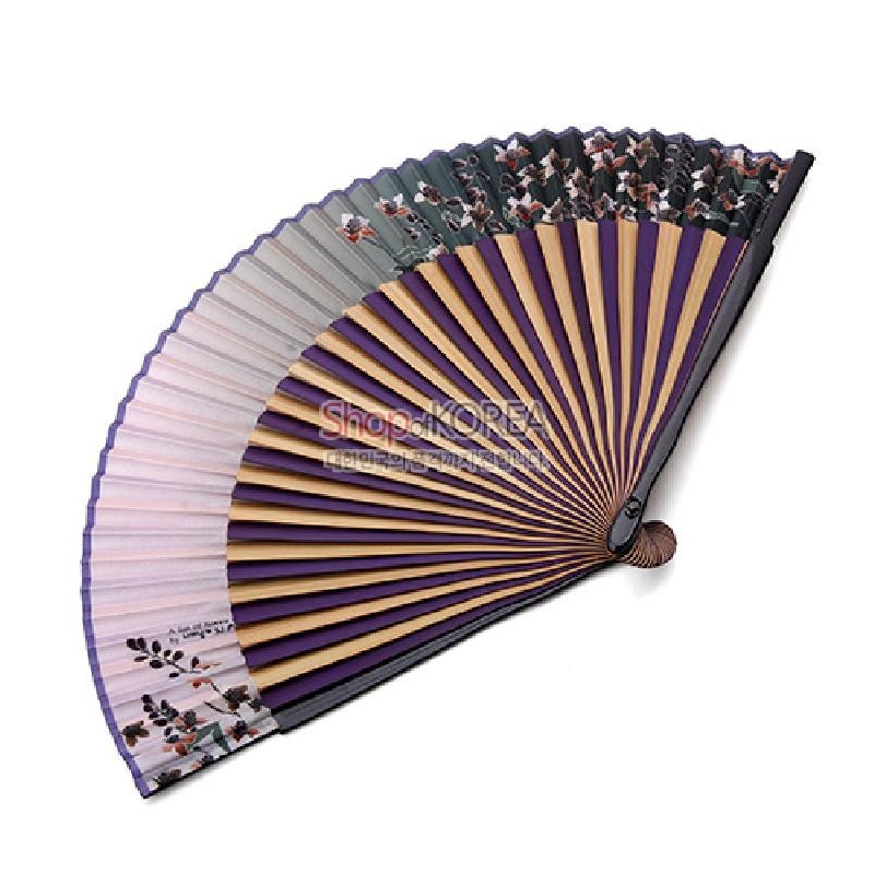 자색과 연분홍 실크 양면에 도라지꽃 문양이 인쇄되고 대나무 살대로 구성된 접이식 부채. 자색과 연분홍 실크 양면에 도라지꽃 문양이 인쇄되고 대나무 살대로 구성된 접이식 부채.