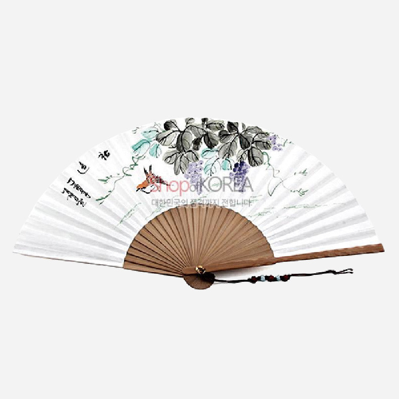 나무살과 흰 종이 위에 포도와 새를 수묵채색으로 그린 민화풍 문양, 손잡이 끈 매듭 장식이 어우러진 부채.