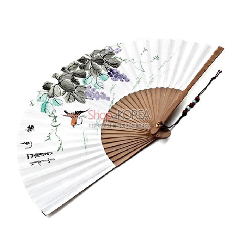 대나무 살과 흰 종이 위에 포도와 새를 수묵채색으로 표현하고 매듭 장식 끈을 더한 전통 오죽선. 대나무 살과 흰 종이 위에 포도와 새를 수묵채색으로 표현하고 매듭 장식 끈을 더한 전통 오죽선.