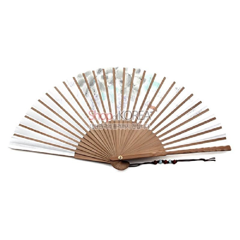 대나무 살대와 한지로 제작된 접선, 은은한 수묵채색 포도 문양과 구슬 매듭 장식이 특징인 손선. 대나무 살대와 한지로 제작된 접선, 은은한 수묵채색 포도 문양과 구슬 매듭 장식이 특징인 손선.