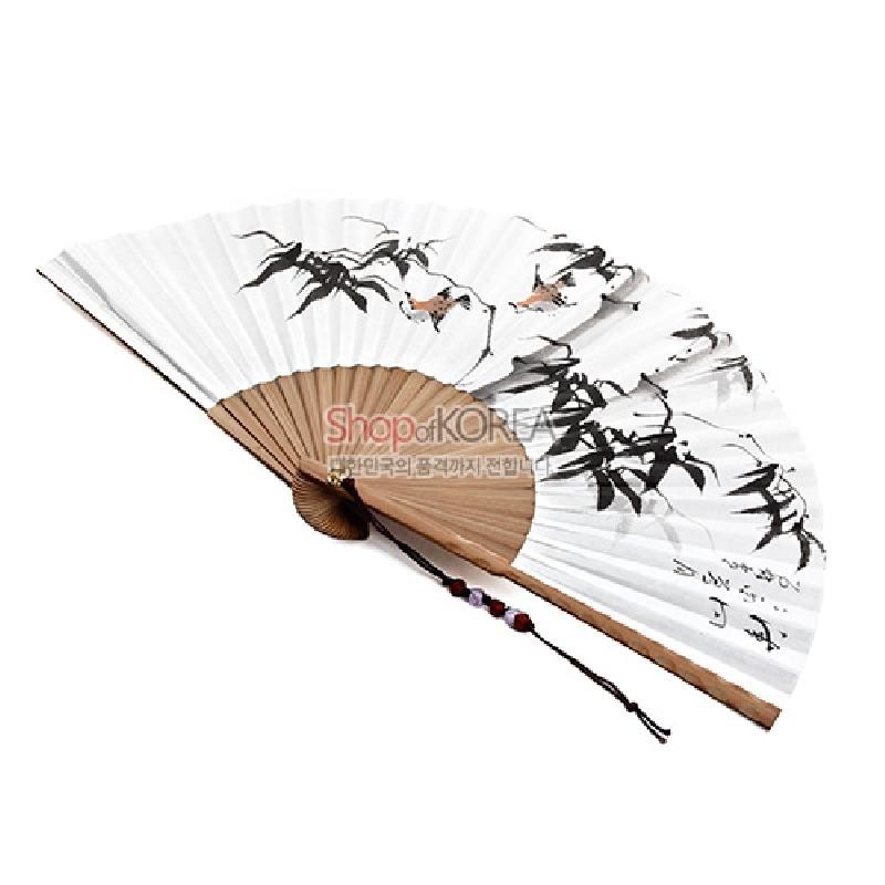 대나무살 구조 위에 흰 종이 부채살을 펼친 뒤 수묵 대나무와 새 문양을 그린 서예식 채색 부채.