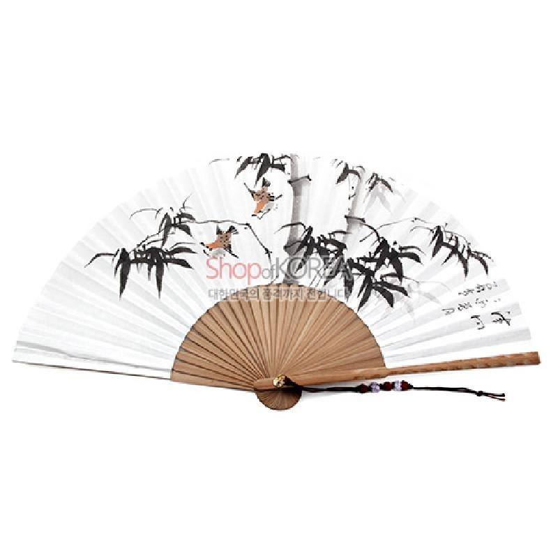 대나무 살과 흰 종이 위 먹선 대나무와 새 그림, 붉은 장식 매듭 술이 달린 전통 오죽선.