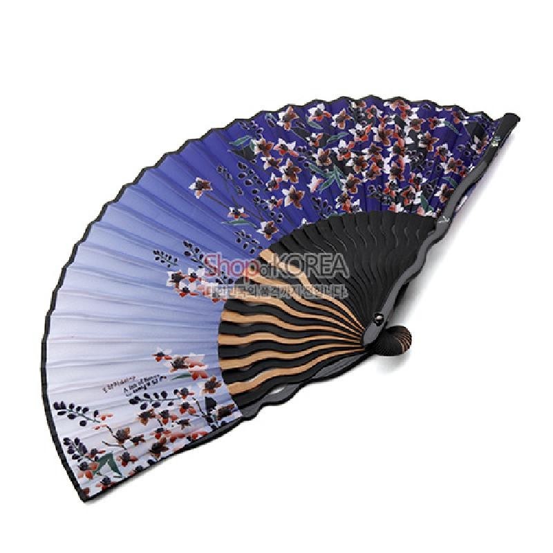 보라와 연보라 그라데이션 비단 소재에 꽃과 잎 문양이 인쇄된 접이식 부채.