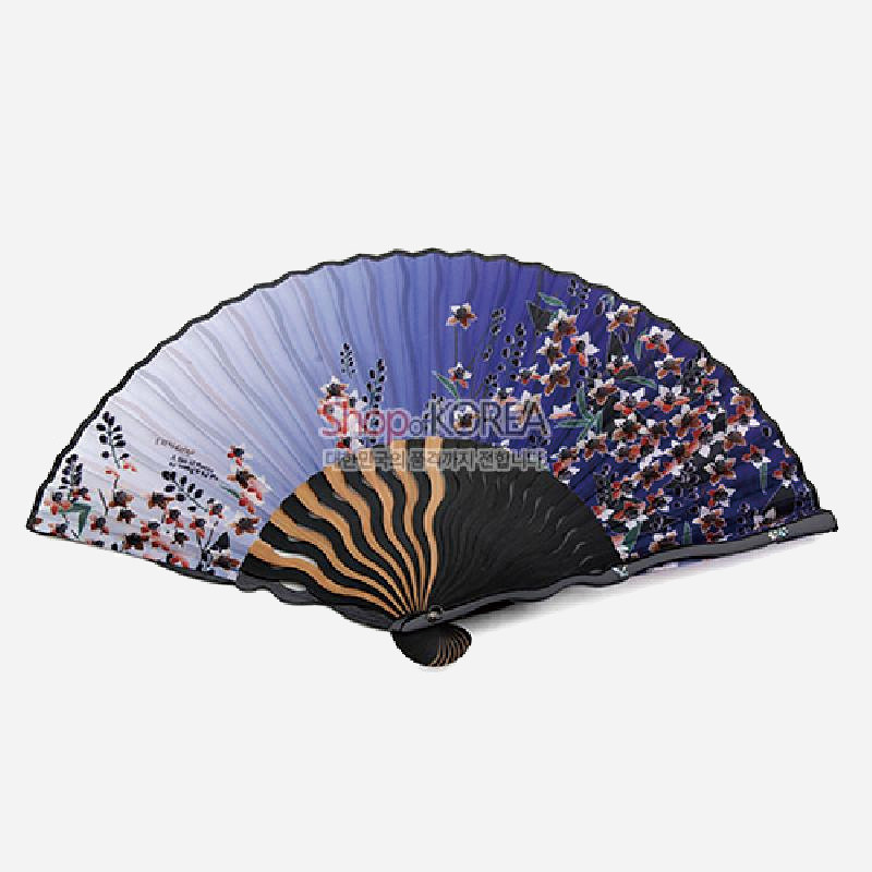 보라색 그러데이션 천에 다채로운 꽃과 잎 문양이 인쇄된 부채, 검은 살과 나뭇결 무늬 손잡이 장식의 디자인.