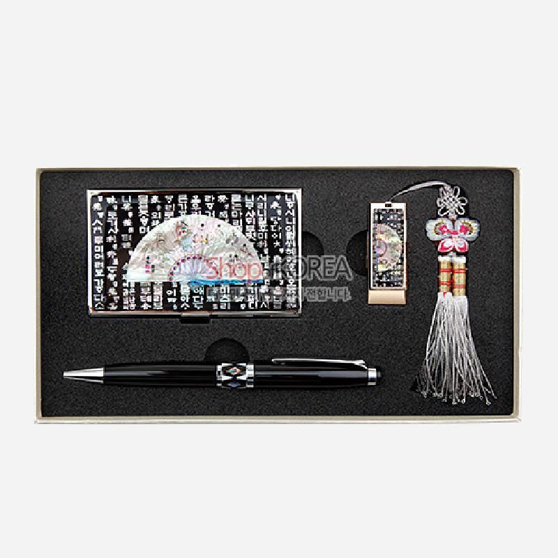 자개 상감 훈민정음 문자와 부채 문양이 장식된 금속 명함집과 USB, 매듭 장식 USB 스트랩 및 검은색 금속 볼펜 세트.