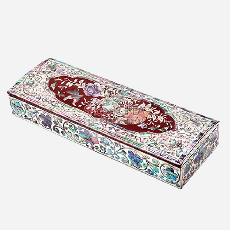 자개 상감 기법과 옻칠로 완성된 붉은 바탕에 장미와 덩굴 문양이 화려한 직사각형 필함. 자개 상감 기법과 옻칠로 완성된 붉은 바탕에 장미와 덩굴 문양이 화려한 직사각형 필함.