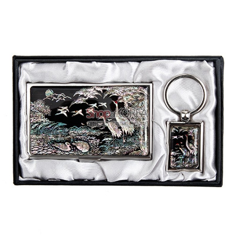 자개 상감 기법으로 흑색 바탕 위에 송학과 연못 풍경을 섬세하게 표현한 금속 명함집과 열쇠고리 세트.